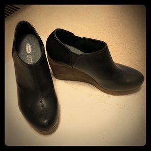 Dr. Scholl’s memory foam cool fit wedges.